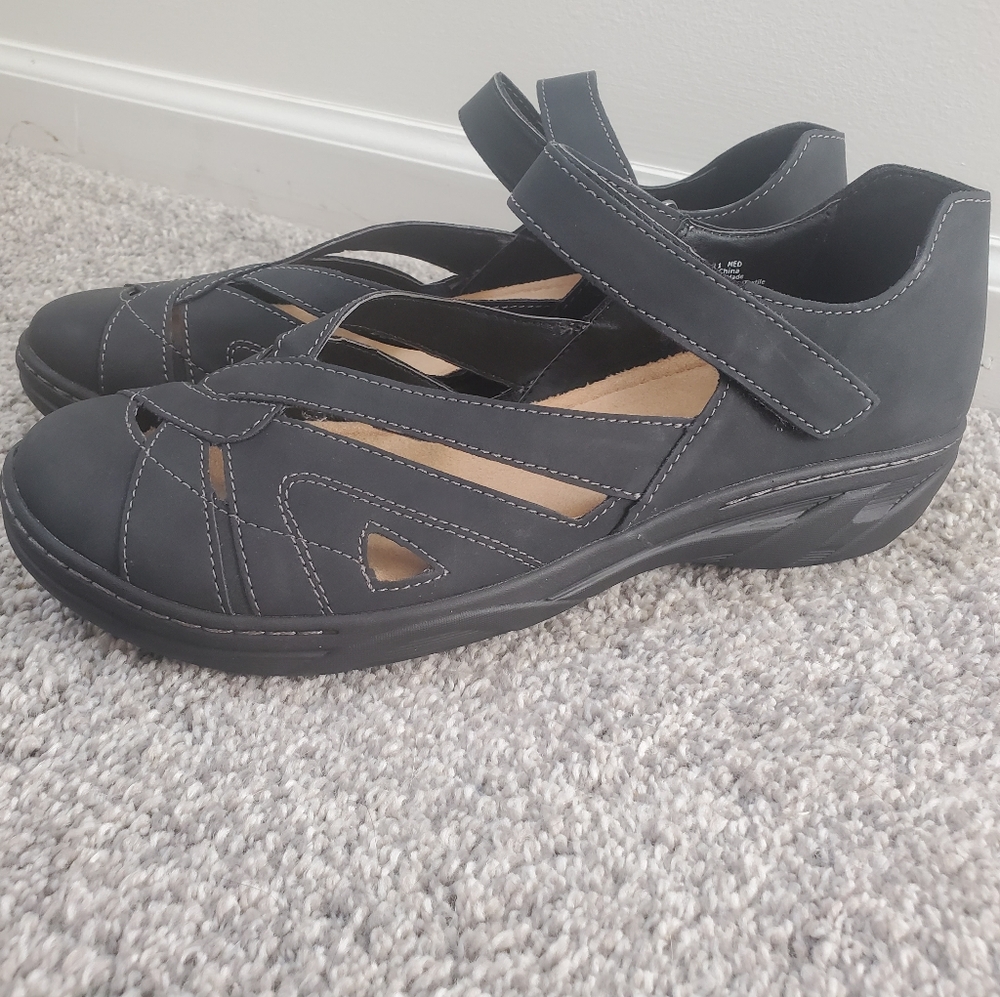 Walking sandals size 11